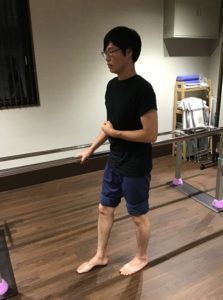 麻痺のない側の手で手すりをつかんで立ちます。その手を少し前方に滑らし 手すりを握り直します。上体を支えながら、健側の足を前に出します。