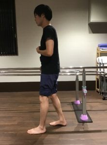 麻痺のない側の脚に体重をかけながら、健側の足を1歩踏み出します。