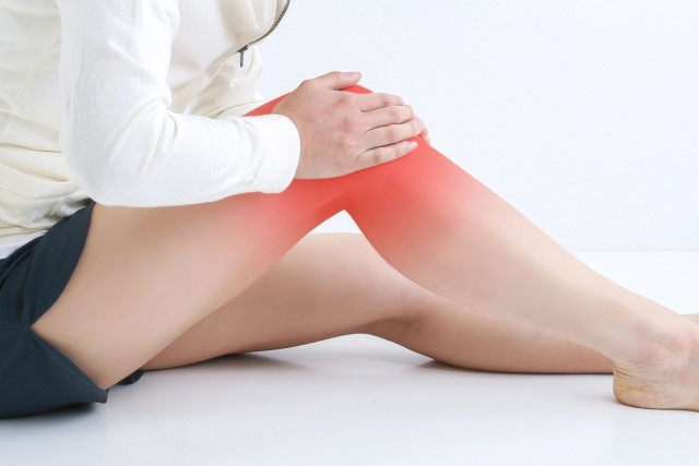 膝の痛みを訴える女性